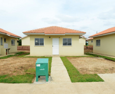 Vinte e seis famílias de Mallet, na região Centro-Sul do Paraná, receberam nesta sexta-feira (8) as chaves da casa própria. Elas se juntam a outras 20 famílias que residem no conjunto habitacional desde junho, e que recebeu em suas duas etapas cerca de R$ 3,2 milhões de investimentos do Governo do Estado, Governo Federal e prefeitura. 