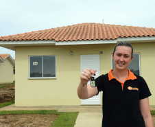 Vinte e seis famílias de Mallet, na região Centro-Sul do Paraná, receberam nesta sexta-feira (8) as chaves da casa própria. Elas se juntam a outras 20 famílias que residem no conjunto habitacional desde junho, e que recebeu em suas duas etapas cerca de R$ 3,2 milhões de investimentos do Governo do Estado, Governo Federal e prefeitura. 