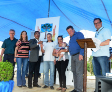 Vinte e seis famílias de Mallet, na região Centro-Sul do Paraná, receberam nesta sexta-feira (8) as chaves da casa própria. Elas se juntam a outras 20 famílias que residem no conjunto habitacional desde junho, e que recebeu em suas duas etapas cerca de R$ 3,2 milhões de investimentos do Governo do Estado, Governo Federal e prefeitura. 