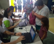 Em Guaratuba, no Litoral do Paraná, a feira de serviços Paraná Cidadão registrou quase 9 mil atendimentos. Foi o 20º evento realizado neste ano. “Oferecemos diversos serviços gratuitos de inclusão e cidadania para quem mais precisa”, disse o secretário da Justiça, Família e Trabalho do Governo do Paraná, Ney Leprevost, que participou do evento, realizado no Ginásio Ilda Silvano, no bairro Piçarras. Foto: Divulgação/SEJUF