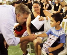 Em Guaratuba, no Litoral do Paraná, a feira de serviços Paraná Cidadão registrou quase 9 mil atendimentos. Foi o 20º evento realizado neste ano. “Oferecemos diversos serviços gratuitos de inclusão e cidadania para quem mais precisa”, disse o secretário da Justiça, Família e Trabalho do Governo do Paraná, Ney Leprevost, que participou do evento, realizado no Ginásio Ilda Silvano, no bairro Piçarras. Foto: Divulgação/SEJUF