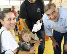 Em Guaratuba, no Litoral do Paraná, a feira de serviços Paraná Cidadão registrou quase 9 mil atendimentos. Foi o 20º evento realizado neste ano. “Oferecemos diversos serviços gratuitos de inclusão e cidadania para quem mais precisa”, disse o secretário da Justiça, Família e Trabalho do Governo do Paraná, Ney Leprevost, que participou do evento, realizado no Ginásio Ilda Silvano, no bairro Piçarras. Foto: Divulgação/SEJUF