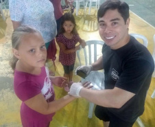 Em Guaratuba, no Litoral do Paraná, a feira de serviços Paraná Cidadão registrou quase 9 mil atendimentos. Foi o 20º evento realizado neste ano. “Oferecemos diversos serviços gratuitos de inclusão e cidadania para quem mais precisa”, disse o secretário da Justiça, Família e Trabalho do Governo do Paraná, Ney Leprevost, que participou do evento, realizado no Ginásio Ilda Silvano, no bairro Piçarras. Foto: Divulgação/SEJUF