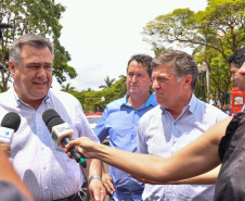 A região Noroeste do Paraná recebeu 30 novas ambulâncias do Samu, nesta sexta-feira (8). Os veículos vão atender 101 municípios e representam a renovação e ampliação da frota. O secretário de Estado da Saúde, Beto Preto, esteve em Umuarama para entregar o lote, que representa investimento de mais de R$ 4,8 milhões. Ele também visitou o Hospital Cemil, que vai ampliar o atendimento com recursos de R$ 2,8 milhões.Foto:Pedro Oliveira/PMUmuarama