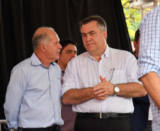 FA região Noroeste do Paraná recebeu 30 novas ambulâncias do Samu, nesta sexta-feira (8). Os veículos vão atender 101 municípios e representam a renovação e ampliação da frota. O secretário de Estado da Saúde, Beto Preto, esteve em Umuarama para entregar o lote, que representa investimento de mais de R$ 4,8 milhões. Ele também visitou o Hospital Cemil, que vai ampliar o atendimento com recursos de R$ 2,8 milhões.oto:Pedro Oliveira/PMUmuarama