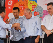 A região Noroeste do Paraná recebeu 30 novas ambulâncias do Samu, nesta sexta-feira (8). Os veículos vão atender 101 municípios e representam a renovação e ampliação da frota. O secretário de Estado da Saúde, Beto Preto, esteve em Umuarama para entregar o lote, que representa investimento de mais de R$ 4,8 milhões. Ele também visitou o Hospital Cemil, que vai ampliar o atendimento com recursos de R$ 2,8 milhões.Foto:Pedro Oliveira/PMUmuarama