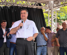 A região Noroeste do Paraná recebeu 30 novas ambulâncias do Samu, nesta sexta-feira (8). Os veículos vão atender 101 municípios e representam a renovação e ampliação da frota. O secretário de Estado da Saúde, Beto Preto, esteve em Umuarama para entregar o lote, que representa investimento de mais de R$ 4,8 milhões. Ele também visitou o Hospital Cemil, que vai ampliar o atendimento com recursos de R$ 2,8 milhões.Foto:Pedro Oliveira/PMUmuarama