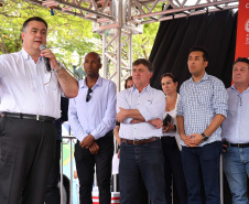 A região Noroeste do Paraná recebeu 30 novas ambulâncias do Samu, nesta sexta-feira (8). Os veículos vão atender 101 municípios e representam a renovação e ampliação da frota. O secretário de Estado da Saúde, Beto Preto, esteve em Umuarama para entregar o lote, que representa investimento de mais de R$ 4,8 milhões. Ele também visitou o Hospital Cemil, que vai ampliar o atendimento com recursos de R$ 2,8 milhões.Foto:Pedro Oliveira/PMUmuarama