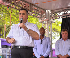 A região Noroeste do Paraná recebeu 30 novas ambulâncias do Samu, nesta sexta-feira (8). Os veículos vão atender 101 municípios e representam a renovação e ampliação da frota. O secretário de Estado da Saúde, Beto Preto, esteve em Umuarama para entregar o lote, que representa investimento de mais de R$ 4,8 milhões. Ele também visitou o Hospital Cemil, que vai ampliar o atendimento com recursos de R$ 2,8 milhões.Foto:Pedro Oliveira/PMUmuarama