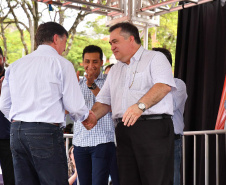 A região Noroeste do Paraná recebeu 30 novas ambulâncias do Samu, nesta sexta-feira (8). Os veículos vão atender 101 municípios e representam a renovação e ampliação da frota. O secretário de Estado da Saúde, Beto Preto, esteve em Umuarama para entregar o lote, que representa investimento de mais de R$ 4,8 milhões. Ele também visitou o Hospital Cemil, que vai ampliar o atendimento com recursos de R$ 2,8 milhões.Foto:Pedro Oliveira/PMUmuarama
