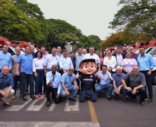 A região Noroeste do Paraná recebeu 30 novas ambulâncias do Samu, nesta sexta-feira (8). Os veículos vão atender 101 municípios e representam a renovação e ampliação da frota. O secretário de Estado da Saúde, Beto Preto, esteve em Umuarama para entregar o lote, que representa investimento de mais de R$ 4,8 milhões. Ele também visitou o Hospital Cemil, que vai ampliar o atendimento com recursos de R$ 2,8 milhões.Foto:Pedro Oliveira/PMUmuarama