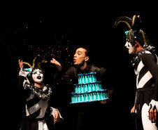 Dança, música e teatro marcam a programação de fim de ano do Centro Cultural Teatro Guaíra. Entre as atrações há a estreia de João e Maria, montagem especial da Escola de Dança Teatro Guaíra, com mais de 100 alunos em cena. Já a Orquestra Sinfônica do Paraná apresenta cinco concertos até o fim de dezembro, incluindo o espetáculo My Fair Lady, com 14 trechos do musical clássico, que será cantado ao vivo em português.