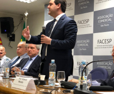 O governador Carlos Massa Ratinho Junior afirmou nesta segunda-feira (11) que a gestão pública precisa inovar e se modernizar para prestar serviços de melhor qualidade à população. A declaração foi feita em palestra na Associação Comercial de São Paulo (ACSP), na capital paulista, que reuniu membros dos conselhos Político e Social (Cops) e de Economia (COE) da entidade.Foto: Divulgação/AEN