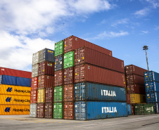 A movimentação de contêineres no Porto de Paranaguá aumentou 15%. De janeiro a outubro deste ano, 726.393 unidades (TEUs) chegaram e saíram pelo terminal paranaense. No mesmo período, em 2018, foram 633.710.