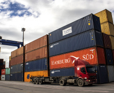 A movimentação de contêineres no Porto de Paranaguá aumentou 15%. De janeiro a outubro deste ano, 726.393 unidades (TEUs) chegaram e saíram pelo terminal paranaense. No mesmo período, em 2018, foram 633.710.