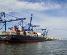 A movimentação de contêineres no Porto de Paranaguá aumentou 15%. De janeiro a outubro deste ano, 726.393 unidades (TEUs) chegaram e saíram pelo terminal paranaense. No mesmo período, em 2018, foram 633.710.