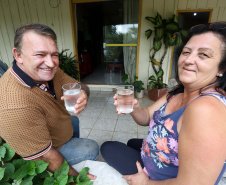 Sanepar instala água tratada na comunidade ruaral Alto do Divino, 11km da sede do município de Campo Morão. N/F: Maria de Fátima e seu marido José Carlos Casalvara.Campo Mourão, 08-11-19.Foto: Arnaldo Alves / AEN.