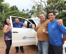 Sanepar instala água tratada na comunidade ruaral Alto do Divino, 11km da sede do município de Campo Morão. N/F: Maria de Fátima e seu marido José Carlos Casalvara, com funcionários da Sanepar que fizeram a instalação da água em sua propriedade.Campo Mourão, 08-11-19.Foto: Arnaldo Alves / AEN.