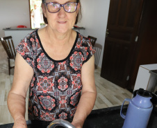 Sanepar instala água tratada na comunidade ruaral Alto do Divino, 11km da sede do município de Campo Morão. N/F: Olga Crispim lavando louça em sua residência.Campo Mourão, 08-11-19.Foto: Arnaldo Alves / AEN.