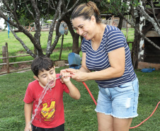 Sanepar instala água tratada na comunidade ruaral Alto do Divino, 11km da sede do município de Campo Morão. N/F: Solange Ferreira Lopes e seu filho Rafael.Campo Mourão, 08-11-19.Foto: Arnaldo Alves / AEN.