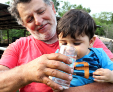 Sanepar instala água tratada na comunidade ruaral Alto do Divino, 11km da sede do município de Campo Morão. N/F: João Ferreira Lopes e seu filho, agradecendo a chegada da água tratada.Campo Mourão, 08-11-19.Foto: Arnaldo Alves / AEN.