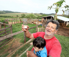 Sanepar instala água tratada na comunidade ruaral Alto do Divino, 11km da sede do município de Campo Morão. N/F: João Ferreira Lopes e seu filho, agradecendo a chegada da água tratada.Campo Mourão, 08-11-19.Foto: Arnaldo Alves / AEN.