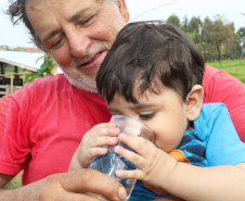 Sanepar instala água tratada na comunidade ruaral Alto do Divino, 11km da sede do município de Campo Morão. N/F: João Ferreira Lopes e seu filho, agradecendo a chegada da água tratada.Campo Mourão, 08-11-19.Foto: Arnaldo Alves / AEN.
