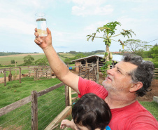 Sanepar instala água tratada na comunidade ruaral Alto do Divino, 11km da sede do município de Campo Morão. N/F: João Ferreira Lopes e seu filho, agradecendo a chegada da água tratada.Campo Mourão, 08-11-19.Foto: Arnaldo Alves / AEN.