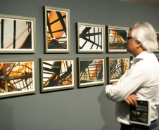 O livro “Politopos Irregulares”, da artista Didonet Thomaz, será lançado neste sábado (16), às 11h, no miniauditório do Museu Oscar Niemeyer (MON). É o desdobramento da exposição homônima que ficou em cartaz no Museu até março deste ano.