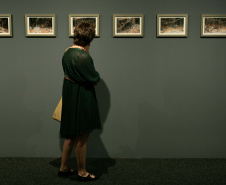 O livro “Politopos Irregulares”, da artista Didonet Thomaz, será lançado neste sábado (16), às 11h, no miniauditório do Museu Oscar Niemeyer (MON). É o desdobramento da exposição homônima que ficou em cartaz no Museu até março deste ano.