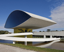 O livro “Politopos Irregulares”, da artista Didonet Thomaz, será lançado neste sábado (16), às 11h, no miniauditório do Museu Oscar Niemeyer (MON). É o desdobramento da exposição homônima que ficou em cartaz no Museu até março deste ano.