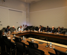 A modernização da malha rodoviária paranaense e as novas concessões de rodovias foram temas de um encontro realizado nesta segunda-feira (11), no Palácio Iguaçu, entre representantes do Governo do Estado e parlamentares da bancada federal paranaense em Brasília