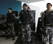 O Batalhão de Operações Especiais comemorou nesta segunda-feira (11) nove anos em solenidade em Curitiba. Para marcar a data foram entregues comandas, medalhas e certificados. O comandante-geral da Polícia Militar do Paraná, Péricles da Matos, falou sobre a trajetória da unidade desde que foi criada, passando pelo surgimento das operações especiais na PM, há quase 50 anos, através do Comando de Operações Especiais (COE). Foto:PMPR