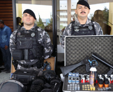 O Batalhão de Operações Especiais comemorou nesta segunda-feira (11) nove anos em solenidade em Curitiba. Para marcar a data foram entregues comandas, medalhas e certificados. O comandante-geral da Polícia Militar do Paraná, Péricles da Matos, falou sobre a trajetória da unidade desde que foi criada, passando pelo surgimento das operações especiais na PM, há quase 50 anos, através do Comando de Operações Especiais (COE). Foto:PMPR
