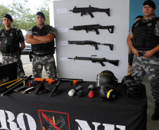 O Batalhão de Operações Especiais comemorou nesta segunda-feira (11) nove anos em solenidade em Curitiba. Para marcar a data foram entregues comandas, medalhas e certificados. O comandante-geral da Polícia Militar do Paraná, Péricles da Matos, falou sobre a trajetória da unidade desde que foi criada, passando pelo surgimento das operações especiais na PM, há quase 50 anos, através do Comando de Operações Especiais (COE). Foto:PMPR