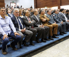 O Batalhão de Operações Especiais comemorou nesta segunda-feira (11) nove anos em solenidade em Curitiba. Para marcar a data foram entregues comandas, medalhas e certificados. O comandante-geral da Polícia Militar do Paraná, Péricles da Matos, falou sobre a trajetória da unidade desde que foi criada, passando pelo surgimento das operações especiais na PM, há quase 50 anos, através do Comando de Operações Especiais (COE). Foto:PMPR