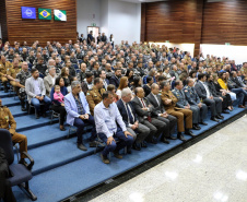 O Batalhão de Operações Especiais comemorou nesta segunda-feira (11) nove anos em solenidade em Curitiba. Para marcar a data foram entregues comandas, medalhas e certificados. O comandante-geral da Polícia Militar do Paraná, Péricles da Matos, falou sobre a trajetória da unidade desde que foi criada, passando pelo surgimento das operações especiais na PM, há quase 50 anos, através do Comando de Operações Especiais (COE). Foto:PMPR