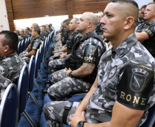 O Batalhão de Operações Especiais comemorou nesta segunda-feira (11) nove anos em solenidade em Curitiba. Para marcar a data foram entregues comandas, medalhas e certificados. O comandante-geral da Polícia Militar do Paraná, Péricles da Matos, falou sobre a trajetória da unidade desde que foi criada, passando pelo surgimento das operações especiais na PM, há quase 50 anos, através do Comando de Operações Especiais (COE). Foto:PMPR
