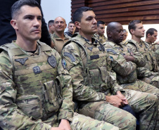 O Batalhão de Operações Especiais comemorou nesta segunda-feira (11) nove anos em solenidade em Curitiba. Para marcar a data foram entregues comandas, medalhas e certificados. O comandante-geral da Polícia Militar do Paraná, Péricles da Matos, falou sobre a trajetória da unidade desde que foi criada, passando pelo surgimento das operações especiais na PM, há quase 50 anos, através do Comando de Operações Especiais (COE). Foto:PMPR