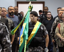 O Batalhão de Operações Especiais comemorou nesta segunda-feira (11) nove anos em solenidade em Curitiba. Para marcar a data foram entregues comandas, medalhas e certificados. O comandante-geral da Polícia Militar do Paraná, Péricles da Matos, falou sobre a trajetória da unidade desde que foi criada, passando pelo surgimento das operações especiais na PM, há quase 50 anos, através do Comando de Operações Especiais (COE). Foto:PMPR