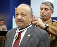 O Batalhão de Operações Especiais comemorou nesta segunda-feira (11) nove anos em solenidade em Curitiba. Para marcar a data foram entregues comandas, medalhas e certificados. O comandante-geral da Polícia Militar do Paraná, Péricles da Matos, falou sobre a trajetória da unidade desde que foi criada, passando pelo surgimento das operações especiais na PM, há quase 50 anos, através do Comando de Operações Especiais (COE). Foto:PMPR