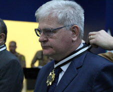 O Batalhão de Operações Especiais comemorou nesta segunda-feira (11) nove anos em solenidade em Curitiba. Para marcar a data foram entregues comandas, medalhas e certificados. O comandante-geral da Polícia Militar do Paraná, Péricles da Matos, falou sobre a trajetória da unidade desde que foi criada, passando pelo surgimento das operações especiais na PM, há quase 50 anos, através do Comando de Operações Especiais (COE). Foto:PMPR
