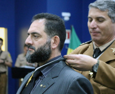 O Batalhão de Operações Especiais comemorou nesta segunda-feira (11) nove anos em solenidade em Curitiba. Para marcar a data foram entregues comandas, medalhas e certificados. O comandante-geral da Polícia Militar do Paraná, Péricles da Matos, falou sobre a trajetória da unidade desde que foi criada, passando pelo surgimento das operações especiais na PM, há quase 50 anos, através do Comando de Operações Especiais (COE). Foto:PMPR