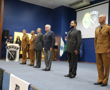 O Batalhão de Operações Especiais comemorou nesta segunda-feira (11) nove anos em solenidade em Curitiba. Para marcar a data foram entregues comandas, medalhas e certificados. O comandante-geral da Polícia Militar do Paraná, Péricles da Matos, falou sobre a trajetória da unidade desde que foi criada, passando pelo surgimento das operações especiais na PM, há quase 50 anos, através do Comando de Operações Especiais (COE). 