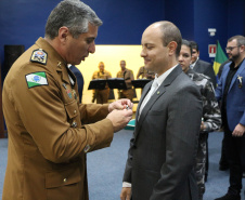 O Batalhão de Operações Especiais comemorou nesta segunda-feira (11) nove anos em solenidade em Curitiba. Para marcar a data foram entregues comandas, medalhas e certificados. O comandante-geral da Polícia Militar do Paraná, Péricles da Matos, falou sobre a trajetória da unidade desde que foi criada, passando pelo surgimento das operações especiais na PM, há quase 50 anos, através do Comando de Operações Especiais (COE). 