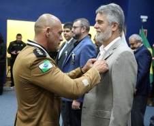 O Batalhão de Operações Especiais comemorou nesta segunda-feira (11) nove anos em solenidade em Curitiba. Para marcar a data foram entregues comandas, medalhas e certificados. O comandante-geral da Polícia Militar do Paraná, Péricles da Matos, falou sobre a trajetória da unidade desde que foi criada, passando pelo surgimento das operações especiais na PM, há quase 50 anos, através do Comando de Operações Especiais (COE). Foto:PMPR