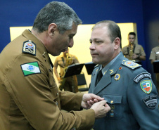 O Batalhão de Operações Especiais comemorou nesta segunda-feira (11) nove anos em solenidade em Curitiba. Para marcar a data foram entregues comandas, medalhas e certificados. O comandante-geral da Polícia Militar do Paraná, Péricles da Matos, falou sobre a trajetória da unidade desde que foi criada, passando pelo surgimento das operações especiais na PM, há quase 50 anos, através do Comando de Operações Especiais (COE). Foto:PMPR