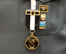 O Batalhão de Operações Especiais comemorou nesta segunda-feira (11) nove anos em solenidade em Curitiba. Para marcar a data foram entregues comandas, medalhas e certificados. O comandante-geral da Polícia Militar do Paraná, Péricles da Matos, falou sobre a trajetória da unidade desde que foi criada, passando pelo surgimento das operações especiais na PM, há quase 50 anos, através do Comando de Operações Especiais (COE). Foto:PMPR
