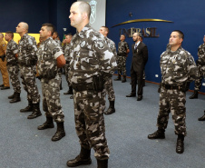 O Batalhão de Operações Especiais comemorou nesta segunda-feira (11) nove anos em solenidade em Curitiba. Para marcar a data foram entregues comandas, medalhas e certificados. O comandante-geral da Polícia Militar do Paraná, Péricles da Matos, falou sobre a trajetória da unidade desde que foi criada, passando pelo surgimento das operações especiais na PM, há quase 50 anos, através do Comando de Operações Especiais (COE). Foto:PMPR