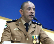 O Batalhão de Operações Especiais comemorou nesta segunda-feira (11) nove anos em solenidade em Curitiba. Para marcar a data foram entregues comandas, medalhas e certificados. O comandante-geral da Polícia Militar do Paraná, Péricles da Matos, falou sobre a trajetória da unidade desde que foi criada, passando pelo surgimento das operações especiais na PM, há quase 50 anos, através do Comando de Operações Especiais (COE). Foto:PMPR